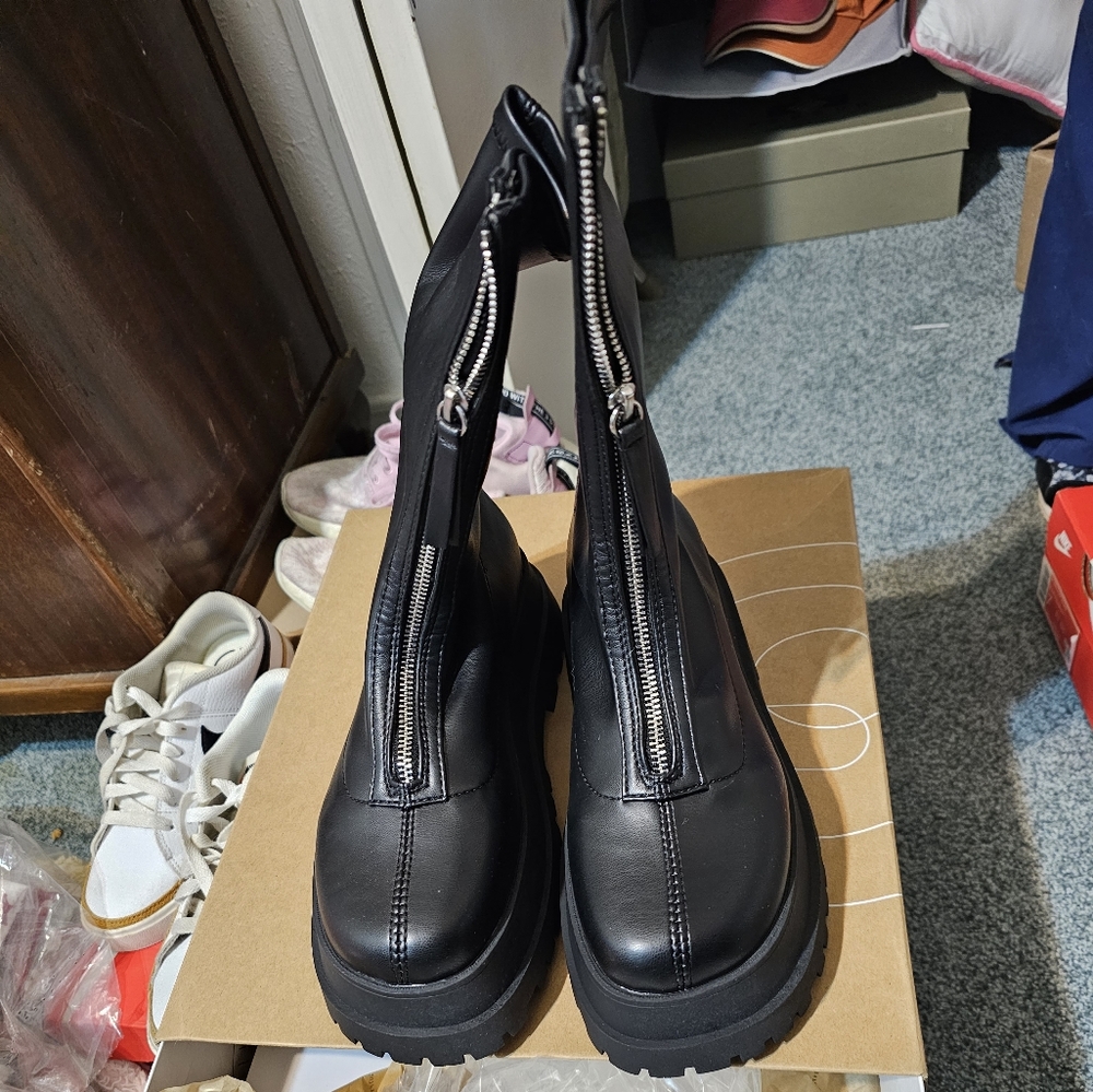 Nwot UO zip front boots sz 7